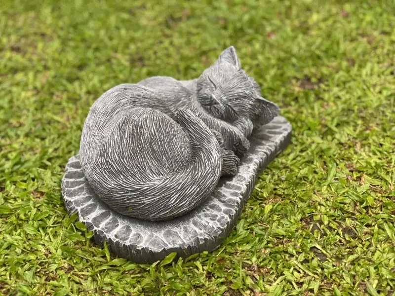 Artikelbild 9 des Artikels “Lilith - Liegende Katze auf Sockel, 33 cm  | Steinguss “